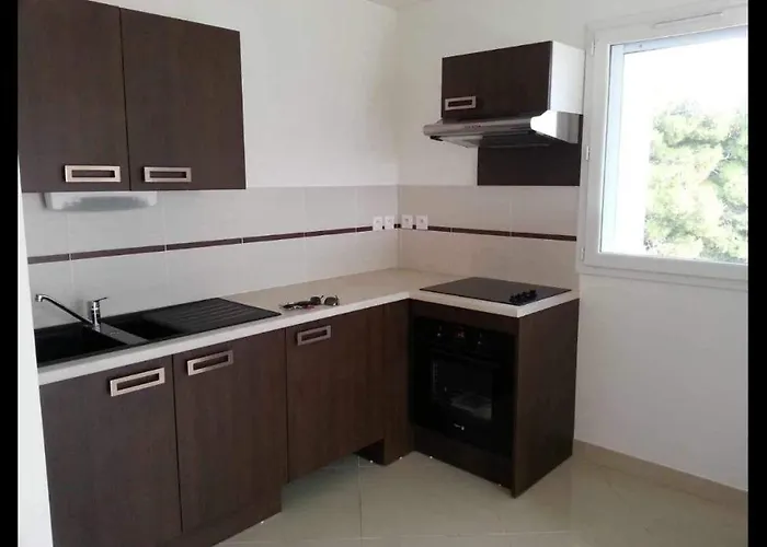 A La , Parking Prive Couvert * Saint-Pierre-la-Mer (Aude)